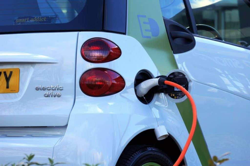 Väike elektriauto laadimas